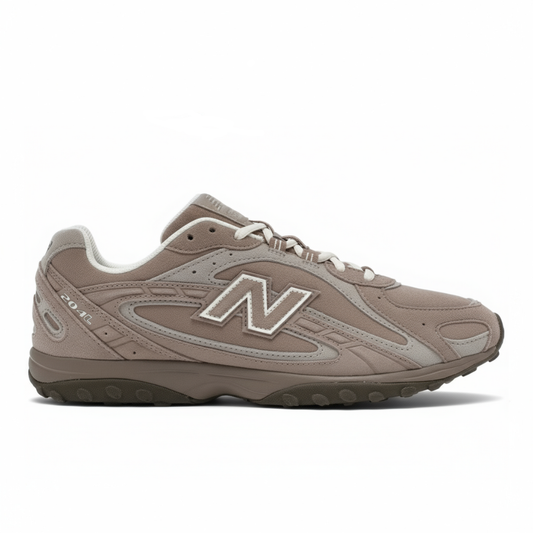 New Balance 2004L Mushroom Arid Stone – beige-brauner Sneaker mit Wildleder- und Mesh-Obermaterial